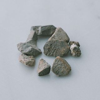 Siliteは国産の天然ゼオライトを、Ag Repeller 技術を用いた銀で特殊コーティングをした水質改善剤。ゼオライトの特性と銀の除菌効果により、雑菌や藻の繁殖を抑制し、水をきれいに保ちます。