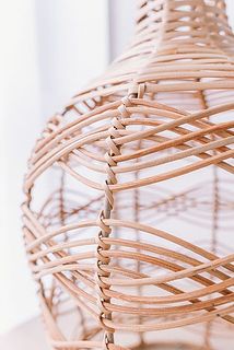 職人が1つ1つ手作業で作成しているため、編み目のバランスに個体差があります。