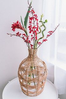 背の高い枝ものもいつもの花瓶で綺麗に収まります。