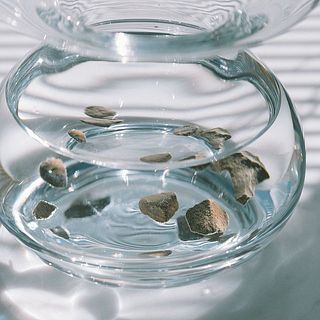 水に入れておくだけなので本当にお手軽です。花が吸い上げたり蒸発した分、水は減ってしまうのでその分だけ足してあげます（もちろん新しい水に換えてもOK）。