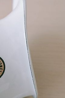 口の部分に黒い線がありますが、製品上は問題ございません。風合いとしてお楽しみください。
