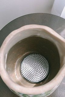 剣山を花瓶にセットします。