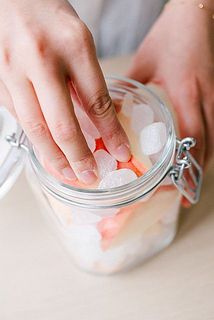 ⚠️保存瓶は必ず、しっかりと煮沸して消毒をしてください。
清潔な保存瓶に、氷砂糖と桃を交互にいれて、封を閉じましょう。