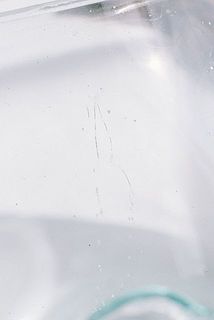 ガラスの表面に傷が入る可能性がございます。