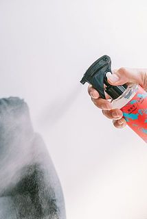 スプレーを強く握り噴霧することで気分爽快に！
