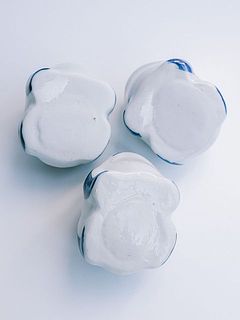 浮き玉には穴を塞ぐための白いパテが付いています。特性としてご理解ください。