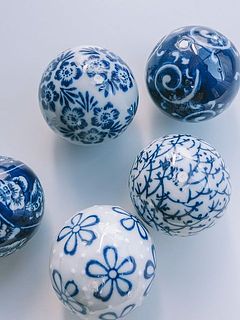 浮き玉には穴を塞ぐための白いパテが付いています。特性としてご理解ください。