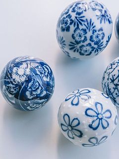 浮き玉には穴を塞ぐための白いパテが付いています。特性としてご理解ください。
