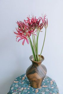 使用花器：木の温もりを感じる「陶器製のフラワーベース」※別売り