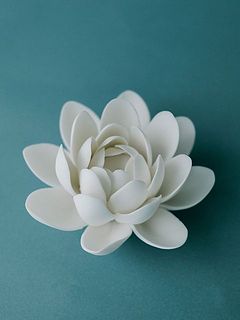 花びら1枚1枚が美しく折り重なります。