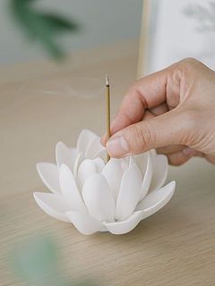 中央にお香を立てて楽しみます。
