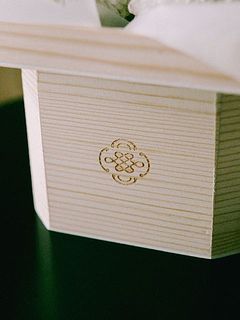 中央が結びのようになっている刻印が入っている三宝。