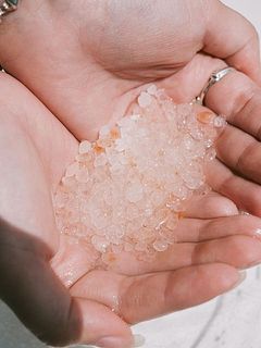 水につけるとゆっくり溶けていきます。