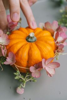 輪ゴムにお花を引っ掛けて制作します。