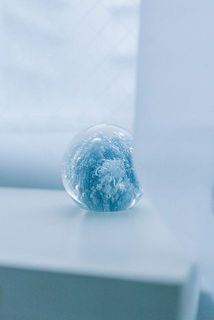 窓辺に置くと光が入ってきれいです。