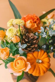 重さがあるブーケなので安定感のある花瓶でお飾りください。