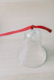 リボンの端をベルに括ります※ガラスなので落ちないようにきつく縛ってください。