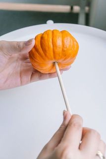 かぼちゃの裏側に差し込んでお花と一緒にお飾りください。