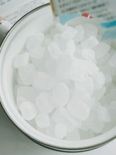 氷砂糖とコップ1杯分のお水を入れて、中火で煮詰めます。