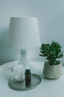 鉢カバーは少し大きいので、動かしたときに植物がグラグラします。気になる場合はマルチングなどで支えてあげてください。