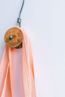 太い持ち手のバッグもしっかり支えてくれます。