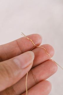 吊るす長さを決めてワイヤーをくるくる捻ってください