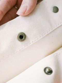 中央とサイドのボタンを留めれば、持ち運ぶときに道具が飛び出しにくくなります。