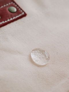 撥水加工が嬉しい。少し濡れてもサッと拭き取れます。※完全防水ではありませんので、ご注意ください。