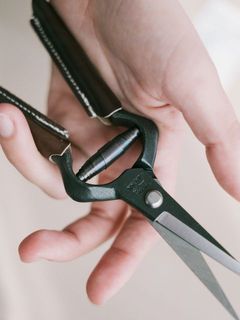 バネの部分がとてもかわいい。ネジを使わずに物理的な変形だけで仕立てられています。