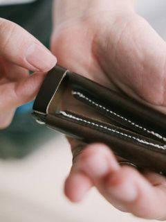 手に馴染みやすい本革を使用。使うたびに味が出てきます。