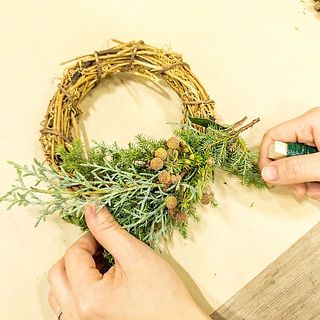 次のパーツをバランスを見ながら入れていきます。実物やコットンはぎゅっと入れるとかわいいかも😍