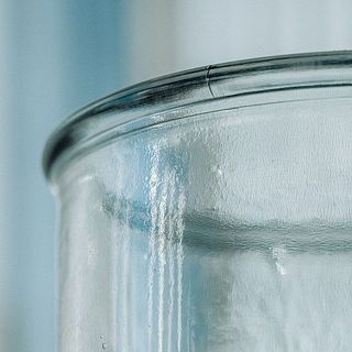 製造の都合上入ってしまう細い線のほか、歪みや気泡があります。風合いとしてお楽しみください。