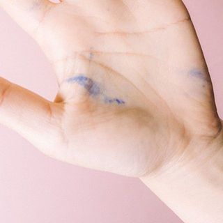手についた場合せっけんでよく洗えば落ちます。 衣類や家具などに付くと落ちない可能性があるのでご注意。