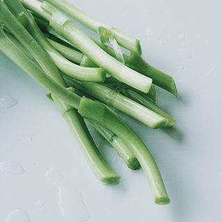 開花が進むのを防ぐために保水せずにお届けします（乾式輸送といいます）。届いたらすぐに水揚げを！