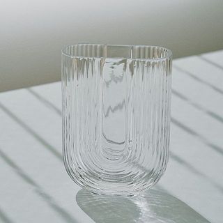 花を入れていなくてもそのまま置いておきたくなる、かわいいフォルム。表面に入ったラインが素敵です。