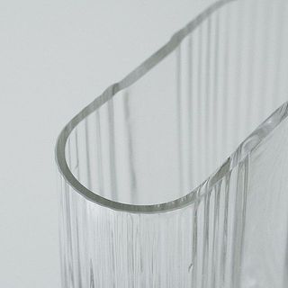 奥行きは6cm。薄型なので置き場所を選びません。