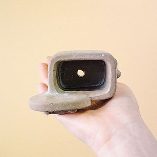 底には穴が開いてます。