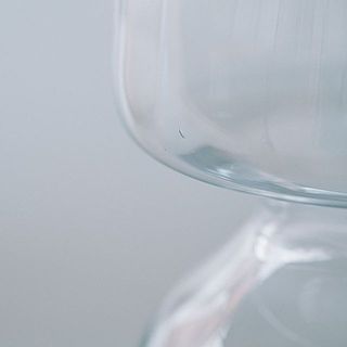 製造の過程で小さな気泡が入ることがあります。