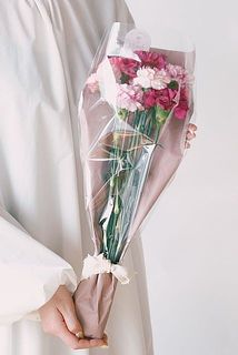 ベージュ系のペーパーとホワイトのリボンでラッピング（※ラッピング込みの商品です。また、ラッピングの色が一部変更となる場合がございます）。