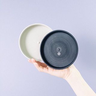 白と黒の受け皿どちらか1枚セットになっています！