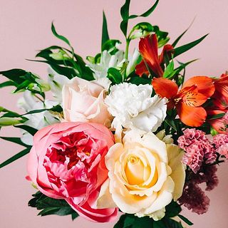 コーラルの芍薬は開花しやすい特性があります。バラの表面には傷がある可能性も。