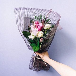 かわいくお包みもできます（ギフトラッピング+500円） 。注文へ進んだ後「ギフト」を選択すると、かわいくラッピングしたブーケをお届けします。