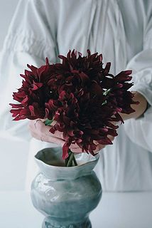 5本セットでお届け。大きな花なので、ボリューム感のあるフラワーベースもしっくりきます。[使用花器：Agata Flower Vase（ブルー）]