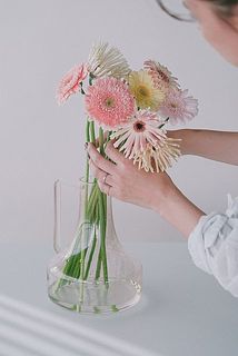 たっぷりのガーベラをわさっと飾っても、小さめの口がうまくまとめてくれます。ちょっと変わった形かと思いきや、オールラウンダーなフラワーベースです。