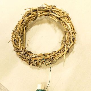 最初に土台にリースワイヤーの先端をを結びます