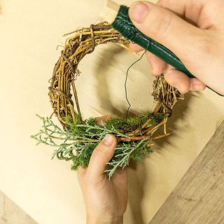 ３〜５パーツほど手で抑えながら土台に沿わせてリースワイヤーで２周ほど巻きます