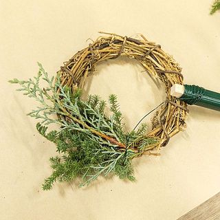 リースは奥から手前にぎゅっと引っ張ります