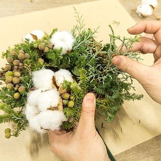 １周したら最初の葉っぱを持ち上げて最後のパーツを巻きます