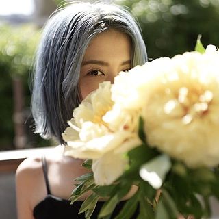こんにちは！ブーケデザインを担当したmikaです。ブーケを考える時に1番大切にしていることは「花束にストーリーを込めること」。これまで「森のクリスマス」「森のお散歩」「てんびん座のあなたへ」などを作りました。お部屋で目にするたびに、きゅんとなるようなブーケ作りを大切にしています。