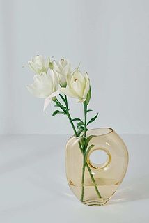頭の大きなお花もお似合い。お水をきちんと入れたら、安定感のある花器です。